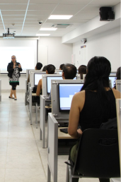 Estudiantes en centro de computo