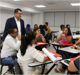 Estudiantes debatiendo con profesor