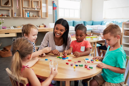 Profesora con niños de primaria