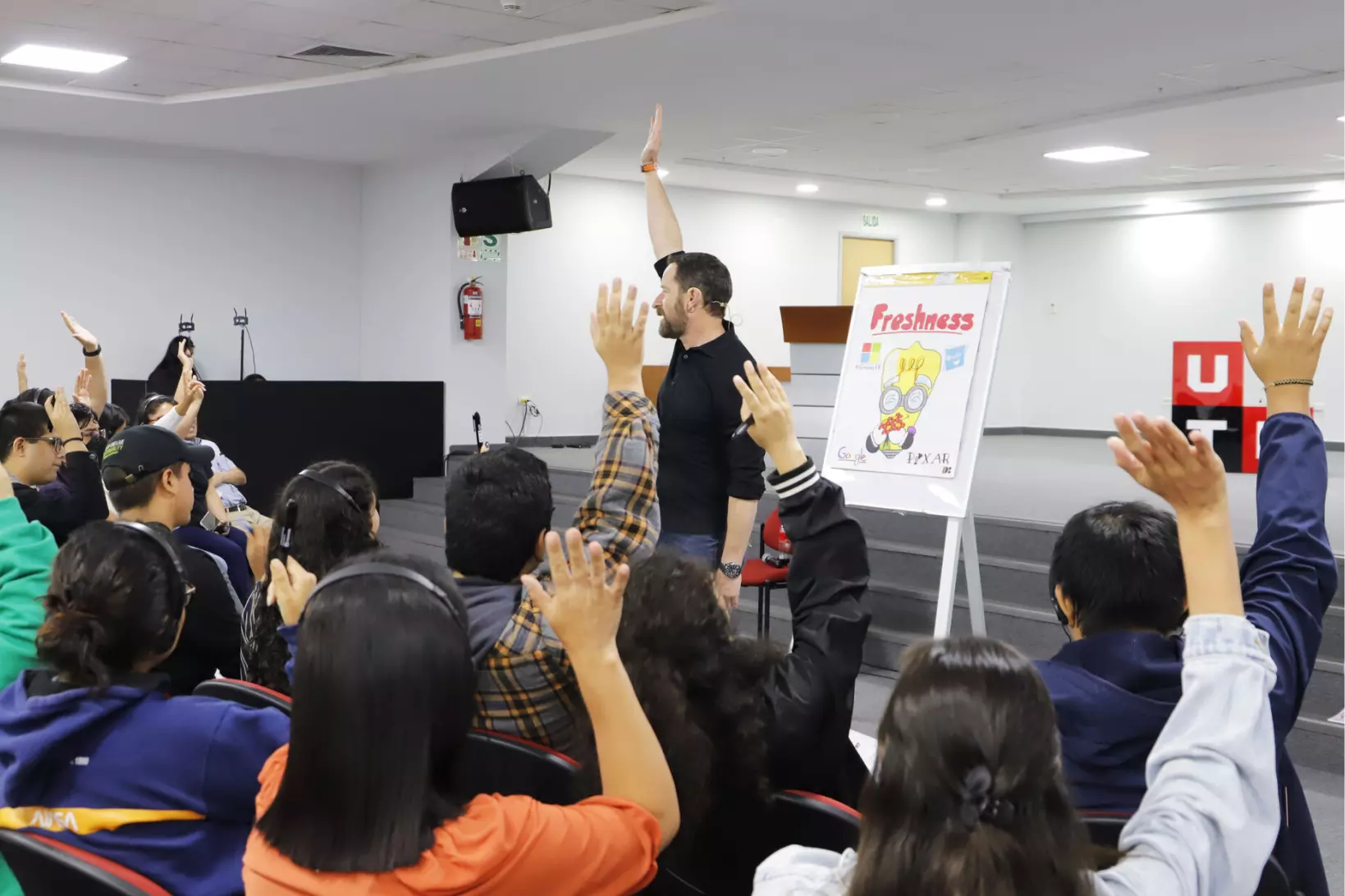 Alumnos de negocios participando en un taller sobre creatividad